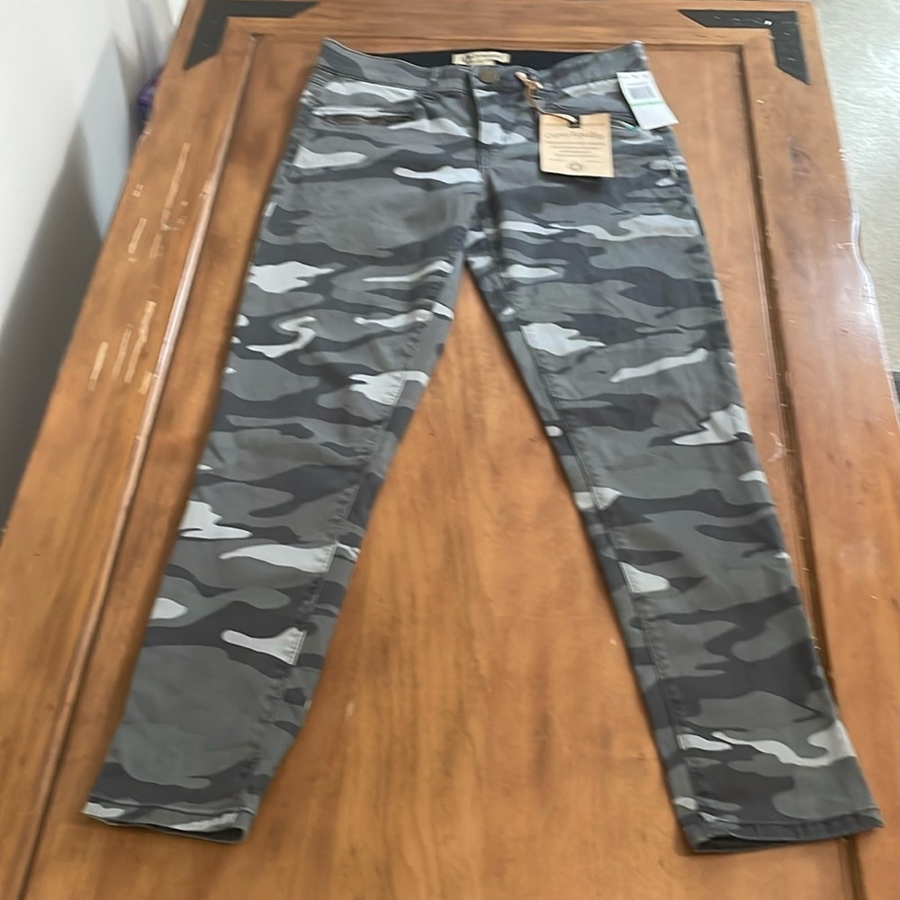 DEMOCRACY NWT Freedom Ankle Length Camo Ab Technology Pants Size 8